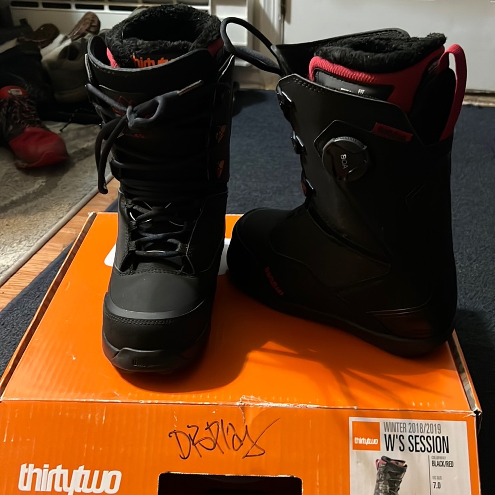 Snowboard boots